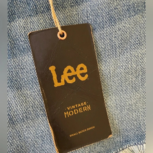 LEE High Rise Cut Off Denim Far Out Embroidered edge Raw Hem Shorts NWT, size 32 - Picture 5 of 7